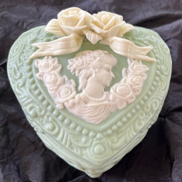 Victorian Cameo & Roses Heart Trinket Box - Picture 1 of 3